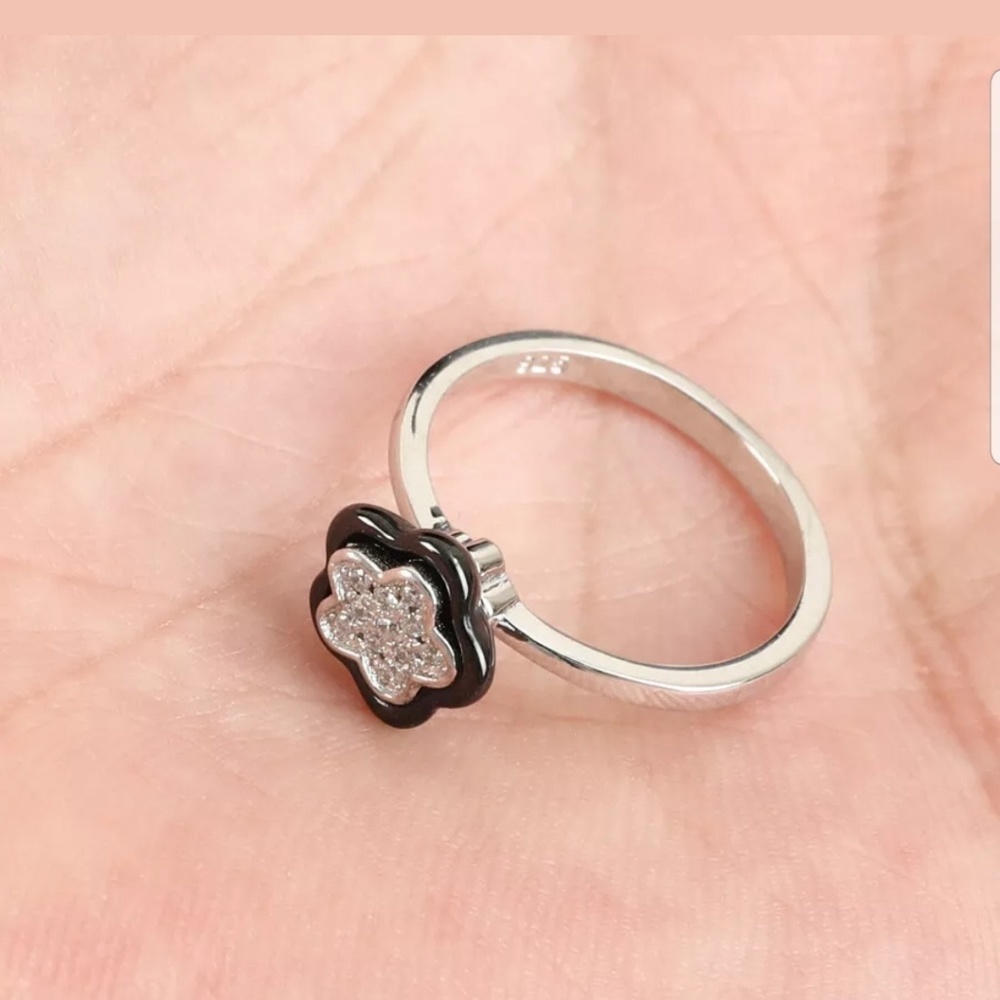 Sterling silver black daisy ring - Picture 2 of 3